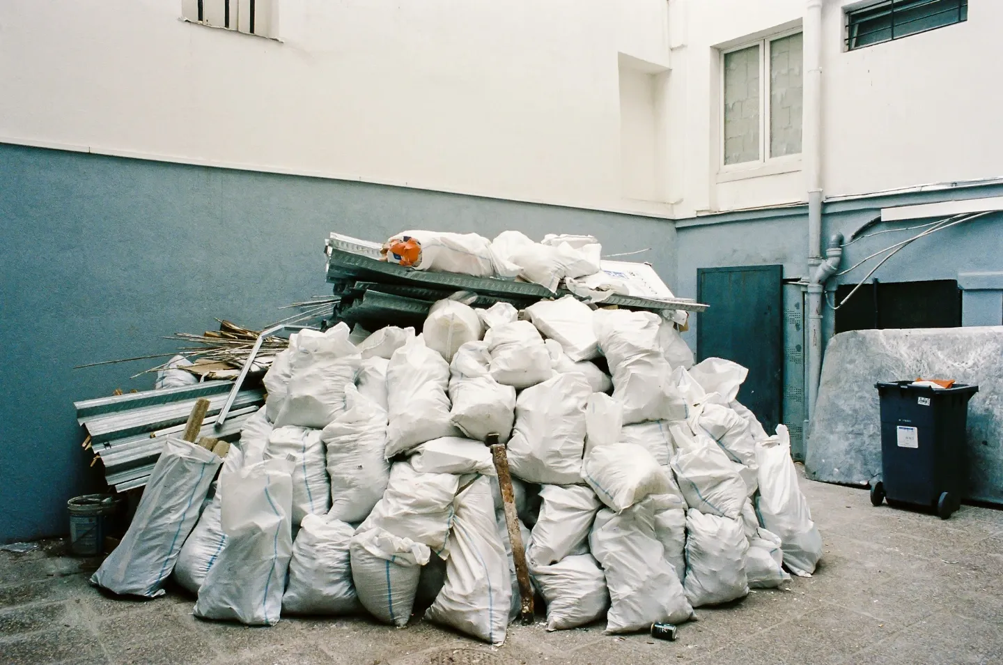 [Miscellaneous-JL] Junk Pile - Large (10x10x5)